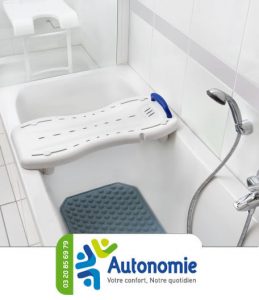 Planche de bain ergonomique perforée pour l'écoulement de l'eau. Supporte un poids maximal de 150 kg. Découpe pour pommeau de douche.