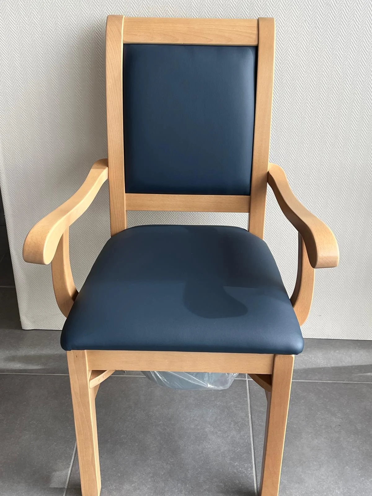 Chaise Garde-Robe avec Accoudoir Woody – Image 4